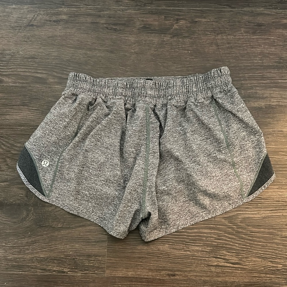 Lululemon hotty hot 2.5” shorts